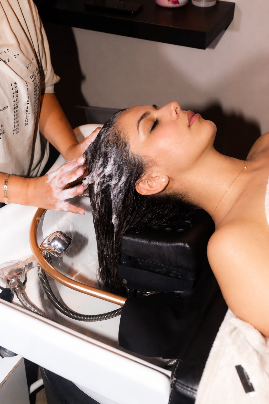 Haarwassing bij De Japanese Head Spa Rotterdam Haar wordt gewassen tijdens een Japanese Head Spa behandeling in Rotterdam