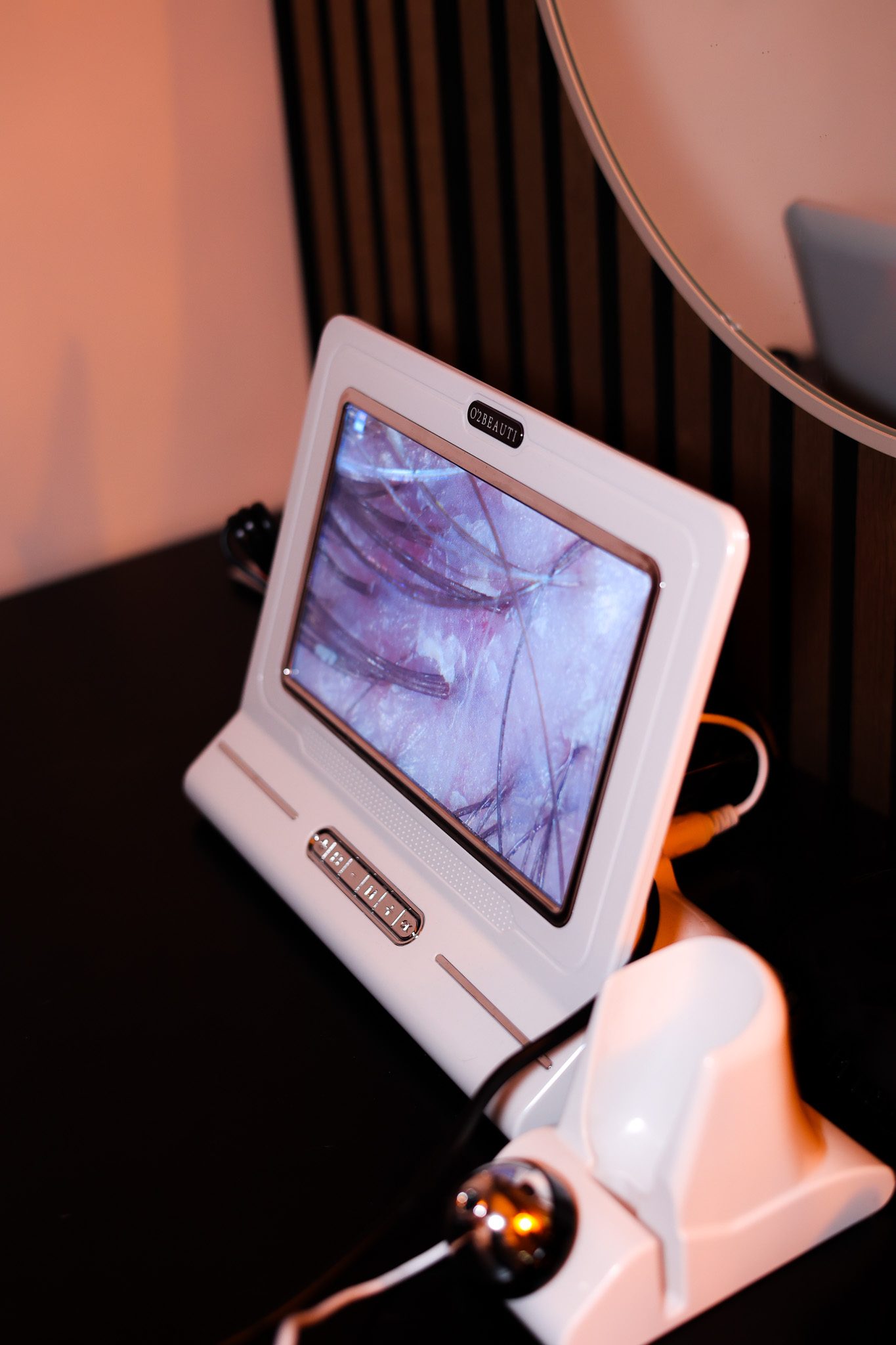 Hoofdhuidscanner van De Japanese Head Spa Rotterdam Scherm van de hoofdhuidscanner met een vergroot beeld van hoofdhuid en haarwortels